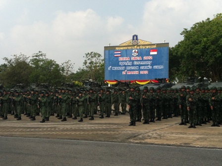 ทหารไทย-สิงคโปร์ ในพิธีเปิดการฝึกผสมกองทัพบกไทยกับกองทัพบกสิงคโปร์ ภายใต้รหัส  คชสีห์ 2012 ครั้งที่ 14 ที่กองพลทหารราบที่ 2 รักษาพระองค์ (พล.ร.2 รอ.) จ.ปราจีนบุรี