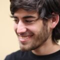 นายอารอน สวาร์ตซ (Aaron Swartz) วัย 26 ปี ผู้ร่วมคิดค้นเทคโนโลยี RSS และผู้ร่วมก่อตั้งเว็บไซต์สังคออนไลน์ Reddit ที่มาภาพ : http://rack.2.mshcdn.com