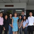 นางคริสตี้ เคนนี่ย์ เอกอัครราชทูตสหรัฐอเมริกา และเจ้าหน้าที่สถานทูตสหรัฐฯ ประจำประเทศไทย เยี่ยมชมและแลกเปลี่ยนข้อคิดเห็นกับสำนักข่าวไทยพับลิก้า เมื่อวันที่ 8 กุมภาพันธ์  2556