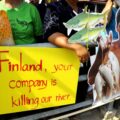 ป้ายประท้วง Poyry ที่มาภาพ: http://www.internationalrivers.org/files/styles/600-height/public/images/blog_entry/Kirk%20Herbertson/xaya.protest.09.sm_finland_0.jpg