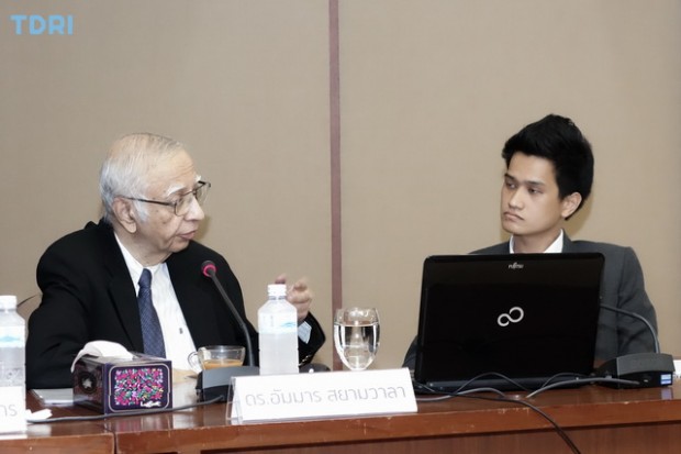 (จากซ้าย) ดร.อัมมาร สยามวาลา นักวิชาการเกียรติคุณ ทีดีอาร์ไอ ,นายอิสร์กุล อุณหเกตุ นักวิจัยสถาบันวิจัย ทีดีอาร์ไอ