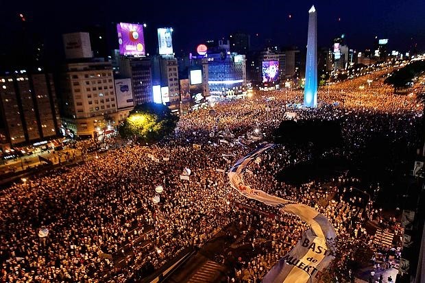 การประท้วงเดือนกันยายน ปี 2012 ณ กรุงบัวโนสไอเรส ประเทศอาร์เจนตินา ที่มาภาพ : http://www.thetimes.co.uk/tto/multimedia/archive/00354/116259819__354239c.jpg