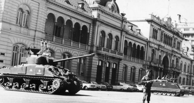 รัฐประหารปี1976 ที่มาภาพ : http://www.irishtimes.com/polopoly_fs/1.1583538.1383588933!/image/image.jpg_gen/derivatives/box_620_330/image.jpg 