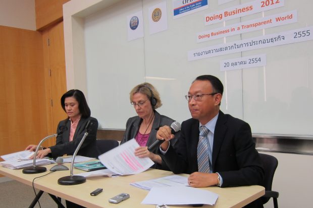 ธนาคารโลก ประจำประเทศไทย จากซ้าย ดร.กิริฎา เภาพิจิตร, นางแอนเน็ต ดิกสัน, ดร.ทศพร ศิริสัมพันธ์