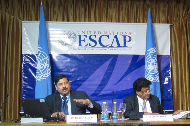 Mr.Nagesh Kumar หัวหน้านักเศรษฐศาสตร์  UN ESCAP (ซ้าย) แถลงข่าวผลการสำรวจภาวะเศรษฐกิจและสังคมของภูมิภาคเอเชียและแปซิฟิกประจำปี 2554 
