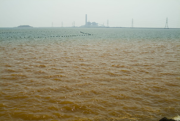 น้ำเสียที่ปล่อยลงทะเลที่มาบตาพุด ที่มาภาพ : http://www.oknation.net/blog/home/blog_data/528/2528/images/mab9.jpg