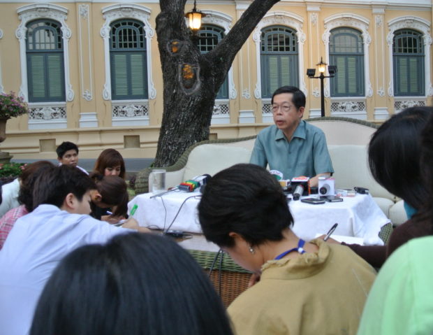 ดร.ประสาร ไตรรัตน์วรกุล ผู้ว่าการ ธปท. ให้สัมภาษณ์กับผู้สื่อข่าวที่สนามหญ้าหน้าวังบางขุนพรหม