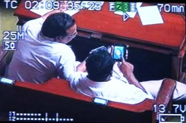 ที่มาภาพ httpwww.megamedianews.inindex.php48632two-karnataka-ministers-caught-watching-obscene-video-in-assembly
