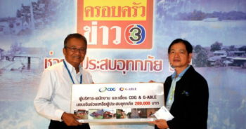นายอัฌชา สุวรรณปากแพรก (เสื้อสีขาว) ที่มาภาพ : http://www.thairath.co.th/media/content/2011/10/20/210761/hr1667/630.jpg