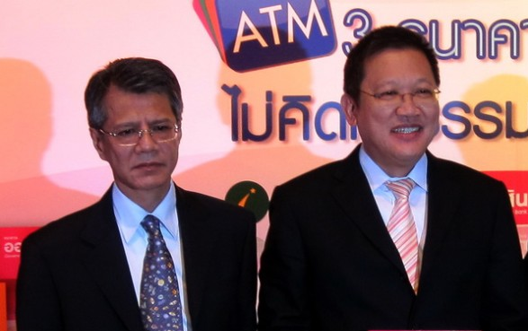 นายธีระศักดิ์ สุวรรณยศ กรรมการผู้จัดการ ธนาคารอิสลามแห่งประเทศไทย(ซ้าย) - นายเลอศักดิ์ จุลเทศ ผู้อำนวยการธนาคารออมสิน(ขวา)