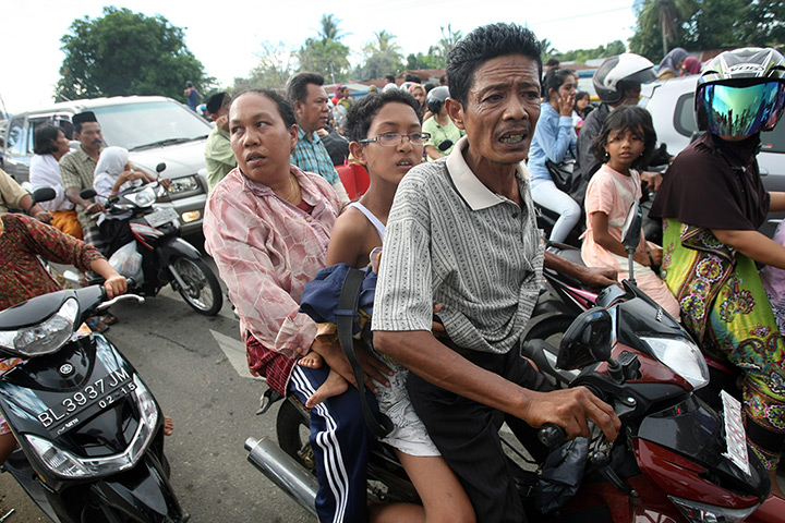 ชาวอินโดนีเซียอพยพหนีภัย หลังแผ่นดินไหว 8.6 ริกเตอร์ ที่มาภาพ: http://www.guardian.co.uk/world/gallery/2012/apr/11/indonesia-earthquakes-in-pictures