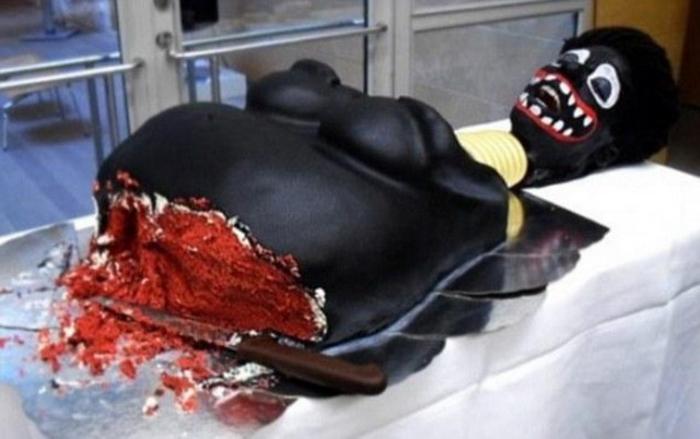 เค้กรูปสาวผิวดำ เนื้อเค้กเป็นสีแดงคล้ายเลือด  ที่มาภาพ: httpnews.sanook.comgallerygallery1112838274093
