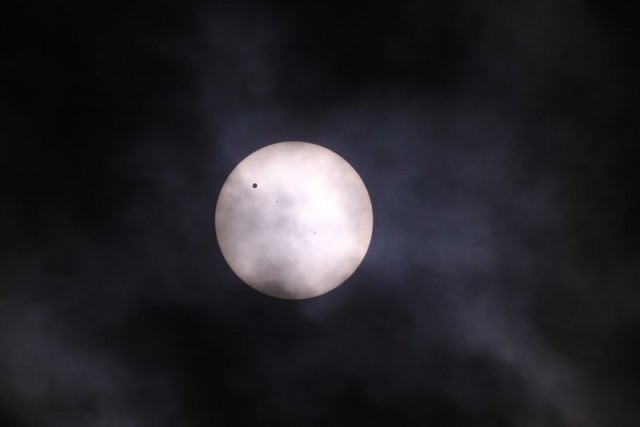 ปรากฏการณ์ดาวศุกร์ผ่านหน้าดวงอาทิตย์ ที่มาภาพ: httpnews.mthai.comgeneral-news169045.html