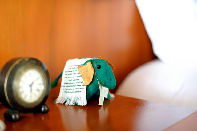 สัญลักษณ์"ช้าง"เพื่อการประหยัดน้ำ หากแขกวางช้างไว้บนเตียงแสดงว่าไม่ต้องเปลี่ยนผ้าปูที่นอน