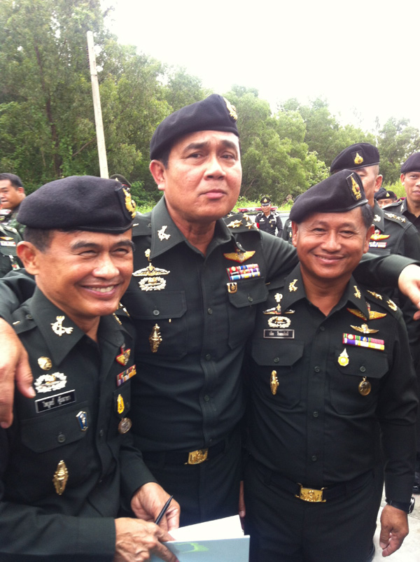 พล.อ.ประยุทธ์ จันทร์โอชา ผู้บัญชาการทหารบก เข้ากอดคอ พล.ต.ไพบูลย์ คุ้มฉายา (ตท.15) รองแม่ทัพภาคที่ 1 (คนซ้าย) กัลป์ พล.ต.วลิต โรจนภักดี (ตท.15) รองแม่ทัพภาคที่ 1 ท่ามกลางสายตาบรรดานายทหาร เพื่อยุติกระแสความขัดแย้งและสมานรอยร้าว