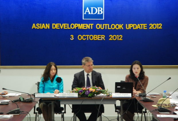 ธนาคารพัฒนาเอเชีย (เอดีบี) รายงานวิเคราะห์สถานการณ์และแนวโน้มทางเศรษฐกิจเอเชีย ปี พ.ศ. 2555 ฉบับล่าสุด  เมื่อวันที่ 3 ตุลาคม 2555 ที่สำนักงานเอดีบี ประเทศไทย