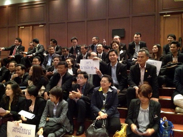บรรยากาศการประชุม กส. หน้าห้องประชุมสภาอุตสาหกรรมแห่งประเทศไทย เมื่อวันที่ 26 พฤศจิกายน 2555