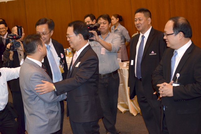 นายพยุงศักดิ์ ชาติสุทธิผล ประธานสอท.จับมือนายธนิต โสรัตน์ เลขาธิการ สอท.ในการประชุมกรรมการสภาอุตสาหกรรมแห่งประเทศไทย ครั้ง 1/2556