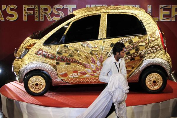รถยนต์ทองคำฝังเพชรคันแรกของโลก ที่ประเทศอินเดีย ที่มาภาพ  : http://image.zoneza.com