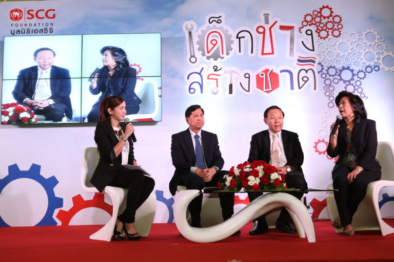 เวทีเสวนา ?เรียนอาชีวะศึกษาสาขาช่างอุตสาหกรรม ดีอย่างไร? โดยนายอนุสรณ์ แสงนิ่มนวล ประธานกรรมการการอาชีวศึกษา, นายถาวร ชลัษเฐียร รองเลขาธิการสภาอุตสาหกรรมแห่งประเทศไทย และนางสาวสุรนุช ธงศิลา กรรมการและผู้จัดการมูลนิธิเอสซีจี