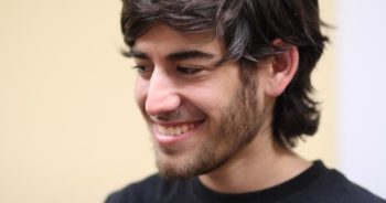 นายอารอน สวาร์ตซ (Aaron Swartz) วัย 26 ปี ผู้ร่วมคิดค้นเทคโนโลยี RSS และผู้ร่วมก่อตั้งเว็บไซต์สังคออนไลน์ Reddit ที่มาภาพ : http://rack.2.mshcdn.com