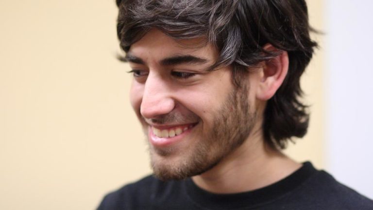 นายอารอน สวาร์ตซ (Aaron Swartz) วัย 26 ปี ผู้ร่วมคิดค้นเทคโนโลยี RSS และผู้ร่วมก่อตั้งเว็บไซต์สังคออนไลน์ Reddit ที่มาภาพ : http://rack.2.mshcdn.com