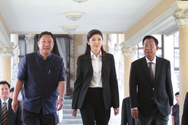 นายกิตติรัตน์ ณ ระนอง รองนายกฯและรมต.คลัง(ซ้าย) นางสาวยิ่งลักษณ์  ชินวัตร นายกรัฐมนตรี(กลาง) นายวีรพงษ์ รามางกูร ประธานกรรมการ ธนาคารแห่งประเทศไทย ที่มาภาพ : http://www.bangkokpost.com