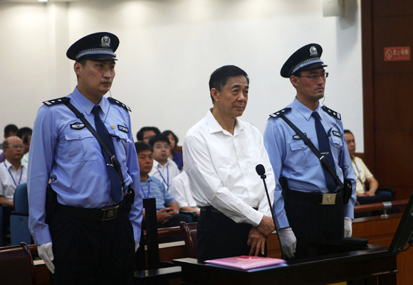 “ป๋อ ซี ไหล” อีกหนึ่งนักการเมืองดาวรุ่งของจีน จากดาวที่ร่วงลงสู่ดิน ด้วยข้อหารับสินบน ที่มาภาพ : http://www.newyorker.com/online/blogs/newsdesk/bo-xilai-trial-580.jpeg