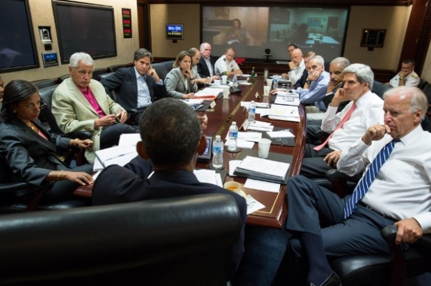 US President Barack Obama discusses Syria with senior staff in the White House Situation Room after his decision to pull back.  AFPที่มาภาพ : http://www.scmp.com