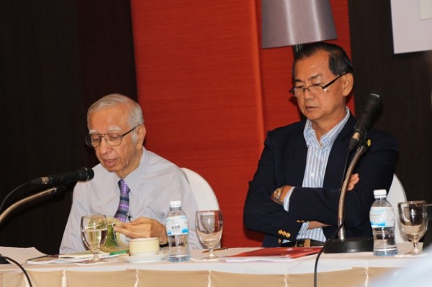 ดร.อัมมาร สยามวาลา (ซ้าย)นักวิชาการเกียรติคุณ สถาบันวิจัยเพื่อการพัฒนาประเทศไทย (ทีดีอาร์ไอ) 