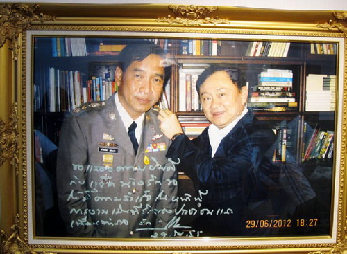 พล.ต.ท.คำรณวิทย์ ธูปกระจ่าง ผบช.น. ที่เดินทางไปฮ่องกง เพื่อให้ พ.ต.ท.ทักษิณ ชินวัตร อดีตนายกรัฐมนตรีประดับยศ  ที่มาภาพ :http://4.bp.blogspot.com 