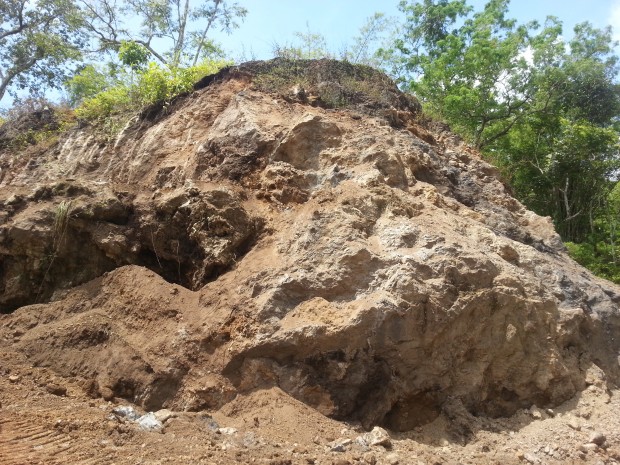 ภูเขาหินที่ระเบิดเพื่อถมถนนทางเข้าบริเวณ KC4/1