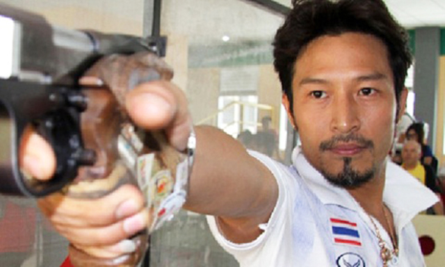 เอ็กซ์ จักรกฤษณ์ พณิชย์ผาติกรรม อดีตนักยิงปืนทีมชาติไทย  ที่มาภาพ : http://www.talkystory.comp=67076