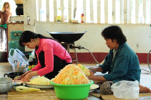 แม่ๆ หรือแม่บ้านของแต่ละครอบครัวช่วยกันทำอาหารเลี้ยงชาวค่ายทั้ง 3 มื้อ ตลอด 4 วัน