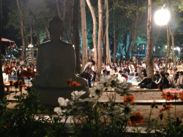 สวดมนต์ข้ามปีที่สวนโมกข์กรุงเทพ ที่มาภาพ : เฟซบุ๊ก Banyoung Pongpanich