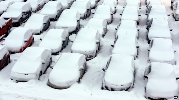 สภาพรถที่จอดที่สนามบินชิคาโกท่ามกลางอุณหภูมิที่ติดลในเดือนมกราคม 2014 ที่มาภาพ : http://news.bbcimg.co.uk