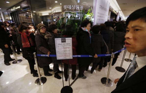 ลูกค้าชาวเกาหลีใต้เข้าคิวยกเลิกการถือบัตรเครดิต ที่มาภาพ : http://www.reuters.com