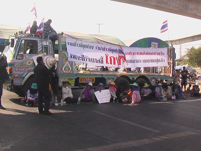 ชาวนาชุมนุมประท้วงให้รัฐบาลจ่ายจำนำข้าว ที่สีแยกวังมะนาว ที่มาภาพ :http://mpics.manager.co.th 