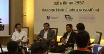 วันที่ 6 มี.ค. 2557 เครือข่ายข้อมูลการเมืองไทย ร่วมกับมูลนิธิตาสว่างและมูลนิธิฟรีดริช เนามัน ได้จัดเวทีเสวนาเรื่อง "โฉมหน้าประเทศไทยเมื่อไร้รัฐสภา" มีผู้ร่วมเสวนา (จากซ้าย) ดร.จรัส สุวรรณมาลา คณะรัฐศาสตร์จุฬาลงกรณ์มหาวิทยาลัย นายอลงกรณ์ พลบุตร อดีตรองหัวหน้าพรรคประชาธิปัตย์ และนายอำนวย คลังผา อดีตประธานวิปรัฐบาล