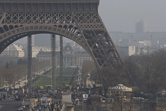 ที่มาภาพ :http://static.guim.co.uk/sys-images/Environment/Pix/pictures/2014/3/14/1394799784296/Air-pollution-in-Paris--E-003.jpg