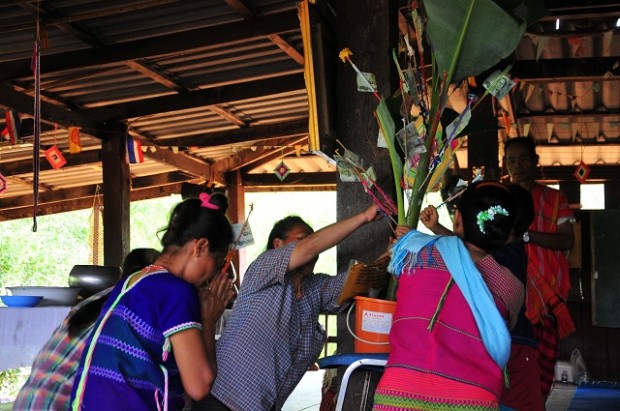 ชาวบ้านคลิตี้ร่วมทำบุญผ้าป่าสร้างประปาภูเขา เมื่อวันที่ 4 เมษายน 2557