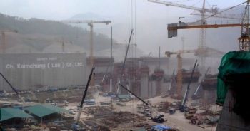 ไซท์ก่อสร้างเขื่อนไซยะบุรี ณ เดือนเมษายน 2557 ที่มาภาพ: https://www.facebook.com/Stopxayaburidam/photos/a.322752301152407.77945.322738997820404/642090569218577/?type=1&theater