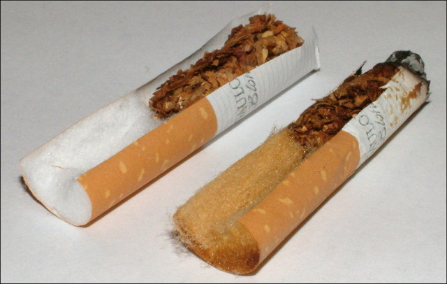 เปรียบเทียบก้นกรองบุหรี่ที่ผ่านการสูบแล้วกับยังไม่ผ่านการสูบ ที่มาภาพ : http://upload.wikimedia.org/wikipedia/commons/8/8a/Cigarettefiltar.jpg 