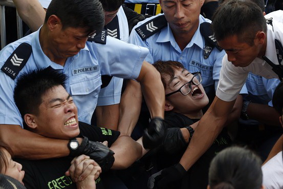 ที่มาภาพ: http://online.wsj.com/articles/hong-kong-pro-democracy-protesters-emboldened-by-march-1404289847 