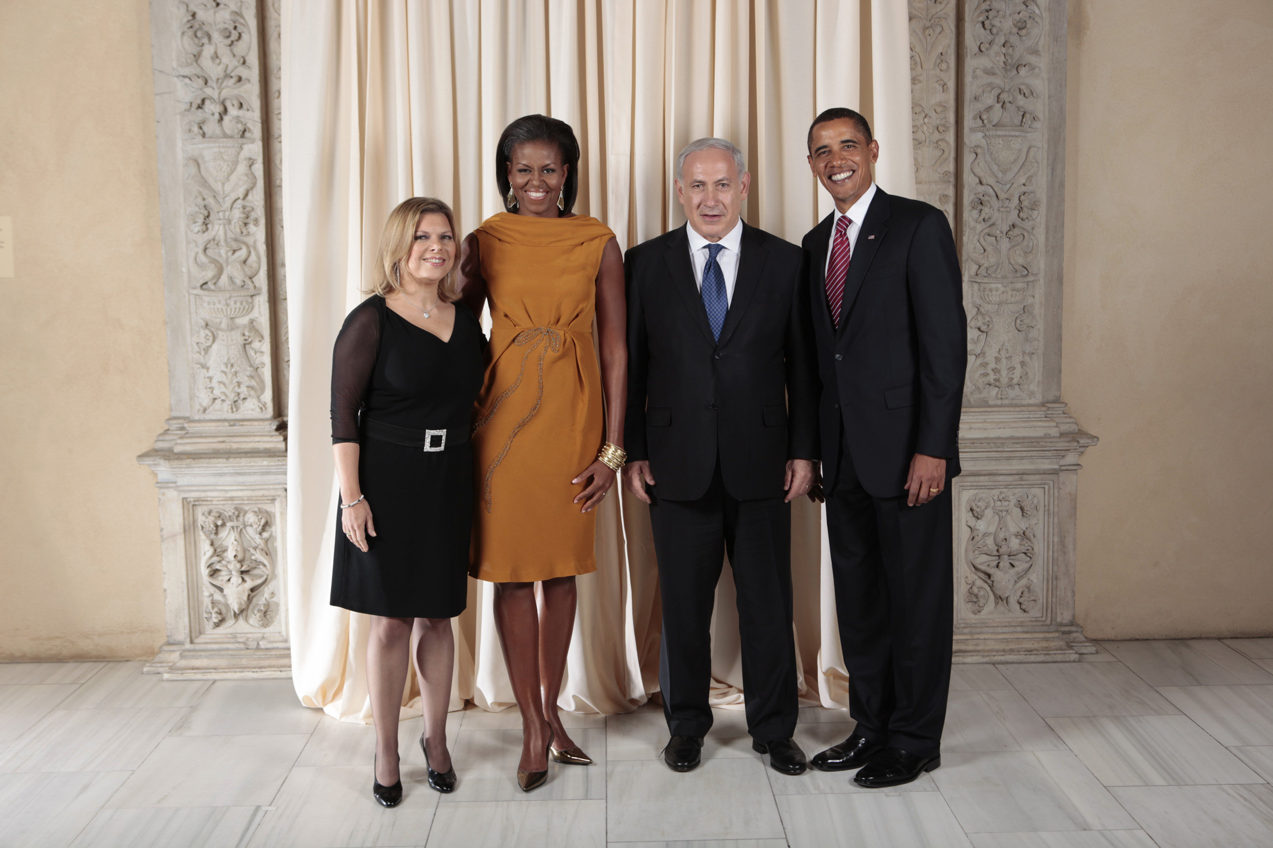 ที่มาภาพ : http://upload.wikimedia.org/wikipedia/commons/4/4d/Benjamin_Netanyahu_with_Obamas.jpg