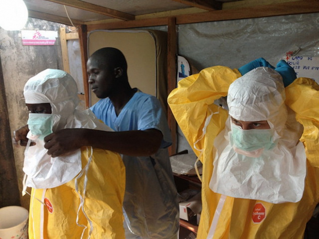 ที่มาภาพ : http://images.scienceworldreport.com/data/images/full/8018/medical-staff-tending-to-the-ebola-virus-outbreak-in-guinea.jpg?w=680
