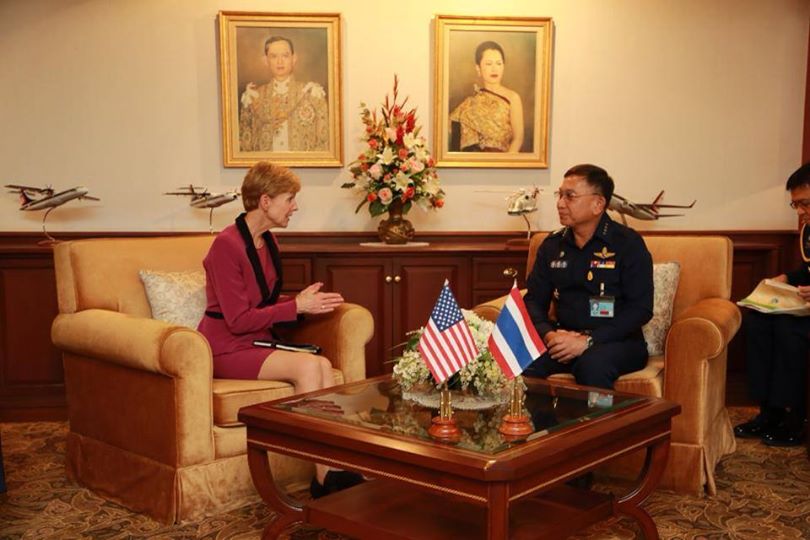 นางคริสตี เอ. เคนนี่ย์ เอกอัครราชทูตสหรัฐอเมริกาประจำประเทศไทยได้เข้าพบพลอากาศเอกประจิน จั่นตอง เพื่อหารือถึงข้อกังวลของสหรัฐฯ และความสัมพันธ์ทางเศรษฐกิจระหว่างสหรัฐฯ กับไทย ที่มาภาพ : U.S. Embassy Bangkok's Photos  