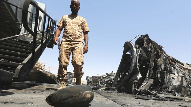 ผู้ก่อการร้ายบุกทำลายเครื่องบิน ที่มาภาพ : http://www.bbc.com/news/world-africa-28418925