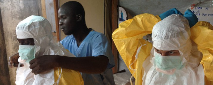 ที่มาภาพ : http://publichealthwatch.files.wordpress.com/2014/07/ebola-workers2.jpg?w=715&h=286