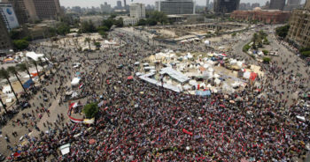 การชุมนุมประท้วงประธานาธิบดี Morsi ในอียิปต์ ก่อนการรัฐประหารในปี 2013 ที่มาภาพ: http://www.timesofoman.com/News/Article-19015.aspx
